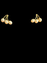 Load image into Gallery viewer, 14 kt gold Pearl Earrings - Finely Find It Vintage!