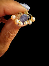 Load image into Gallery viewer, 14 kt gold Pearl Earrings - Finely Find It Vintage!